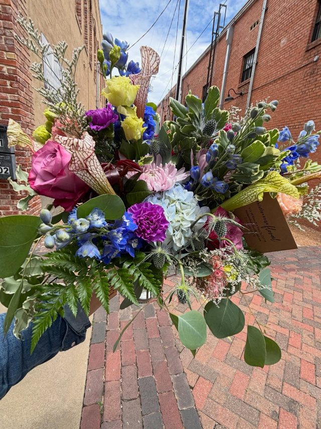When she loves purples and we get to have a little fun with it! 💜💙🩵

These lavender cool water roses are the perfect pairing with the elegance of deep blue delphiniums and rarity of the swamp lily! 🤩 

#lavenderroses #elegantflora #pitcherplant