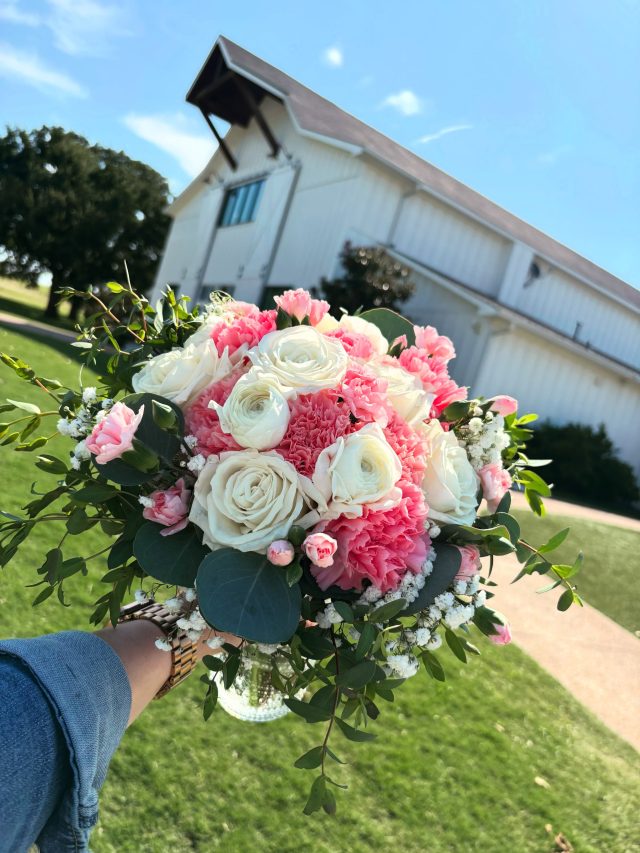 Our morning travels took us to the beautiful @chandelierfarms out in Terrell for another beautiful bride 😍 #weddings #flowers #bridalbouquet 

Congratulations to another sweet Thistle+Sage couple❤️ #weloveyou #welovelove