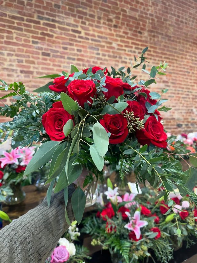❤️ HAPPY VALENTINES ❤️

1/2 Dozen and 1 Dozen arrangements are available for pick up today in #thecooler! Come see us and spread a little •L•O•V•E today 🥰❤️😍