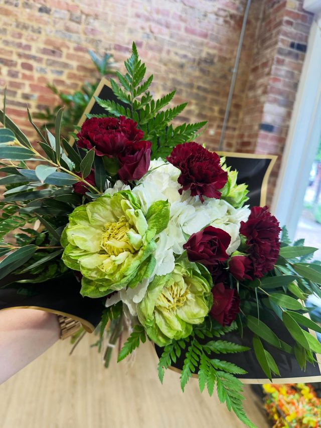 • • GRAB+GO GRAD BOUQS • • 

We have a limited amount of grab+go bouquets for our 2026 Graduates! Bouquets will be available from 3pm-5pm today so stop by and see us before they’re gone! #2026graduate🎓