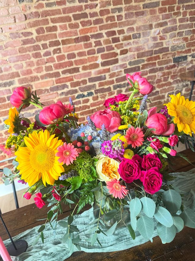 ✨ PEONIES + SUNNIES ✨

What better way to start the week than with the most perfect Coral Sunset Peonies and Golden Center Sunnies! ☀️ Happy Anniversary to these love birds and thank you for always letting us celebrate with you 🥰

DID YOU KNOW!?!? 
  We love you so much that we will even deliver on Mondays! Our door may be closed on Mondays but we will always open them for YOU!!! ❤️

#coralsunsetpeony #peonies #sunflowers #sunnies #anniversaryflowers