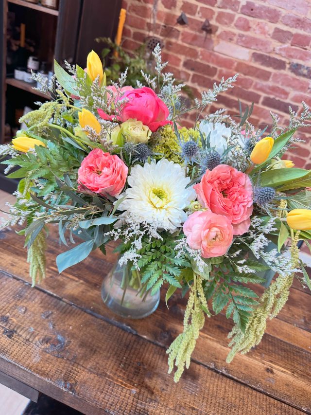 🍑 PEACHES • PEACOCKS + PEONIES 🌸

We are going into the weekend with some knockout custom florals 😍 #flowers #florals #freshflorals #vibes

  WHICH IS YOUR FAVE OF THE DAY!?!? 
 💦 🦚 ✨ 🍑 💕 🌸 🍉 🌸 💕 🍑 ✨ 🦚 💦