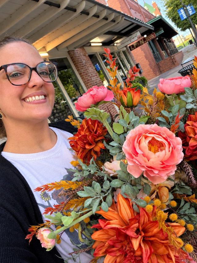 🌸 •  DID YOU KNOW • 🌸

We may not show off our faux florals enough but they are always welcomed requests 😍 Whether home decor arrangements or honoring your loved ones who will always be in your hearts ❤️ our modern faux florals are the perfect option! 

Thank you to this sweet family for letting us create these stunning faux pieces for those who are forever loved 🥰

#fauxflorals #modernflorals
