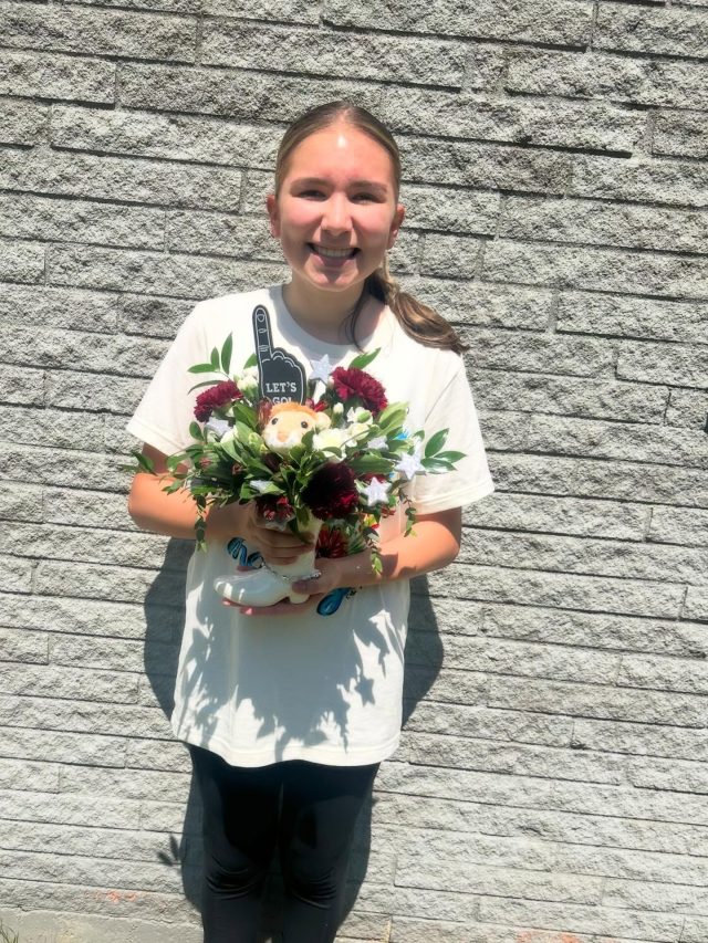 Today we made the cutest white boot arrangement for our newest and cutest EHS Lionette 🦁 

🐾 Congratulations to our sweet Zoey and all of the 26•27 @ehslionettes 🏈
