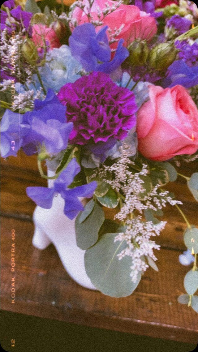😍 When y’all bring the most adorable vases there’s only one thing to do…. FLORAL MONTAGE OVERLOAD!!! 📸
#flowers #freshflowers #flowersofinstagram 

This birthday boot did not disappoint once filled with full blooms of pink garden roses and purple sweet peas 🌸