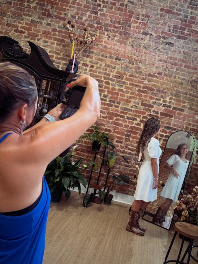 Impromptu photos are always welcome in our doors 😍

Thank you to @ajnjakubik with @j4photos for always sharing a little love with us ❤️📸 #sweetsixteen #photominis #historicdowntown #prophoto