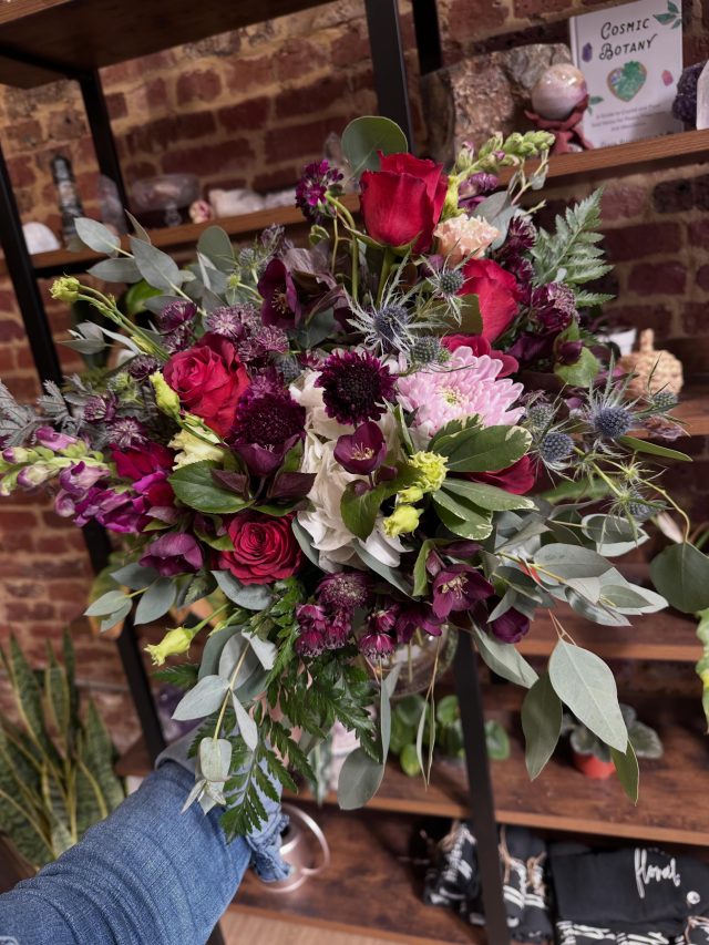20•  GRAD BOUQS •26

Only ✌️ full days left to order you @ennisisd Class of 2026 Graduation Bouquets!!! 🦁 A full mix of burgundy  and white blooms with additions of fun complementary color florals that are sure make your graduate feel extra special ❤️ call+text+message #ennislions #graduation #grad2026 #classof2026