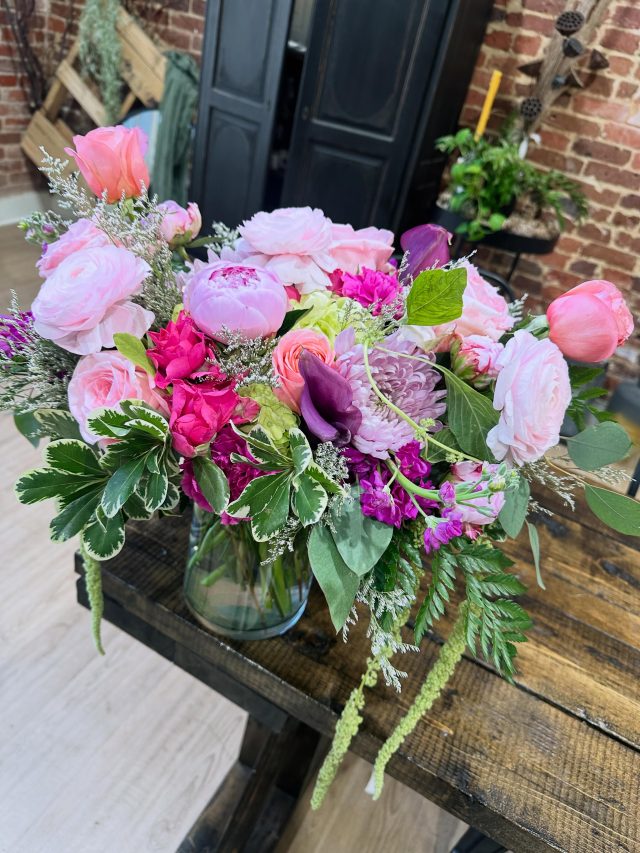 💕🌸 Peonies + Ranunculus 💕🌸

This stunning pink and purple elegant combo went out for one of our sweetest Thistle+Sage brides for their anniversary 🥰 Thank you for always sharing the love with us and cheers to many more years 🥂