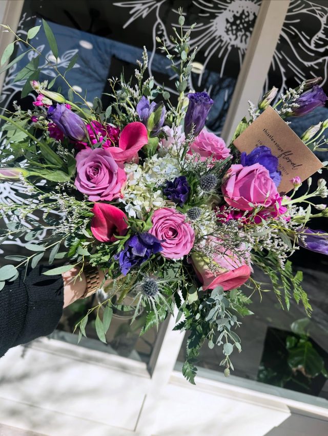 Who doesn’t love a good purple+ blue mashup!?!? 
 • 💜 • 💙 • 💜 • 💙 • 💜 • 💙 • 💜• 

#bluehydrangea #bluethistle #lavenderroses #purplelisianthus #purplecalla